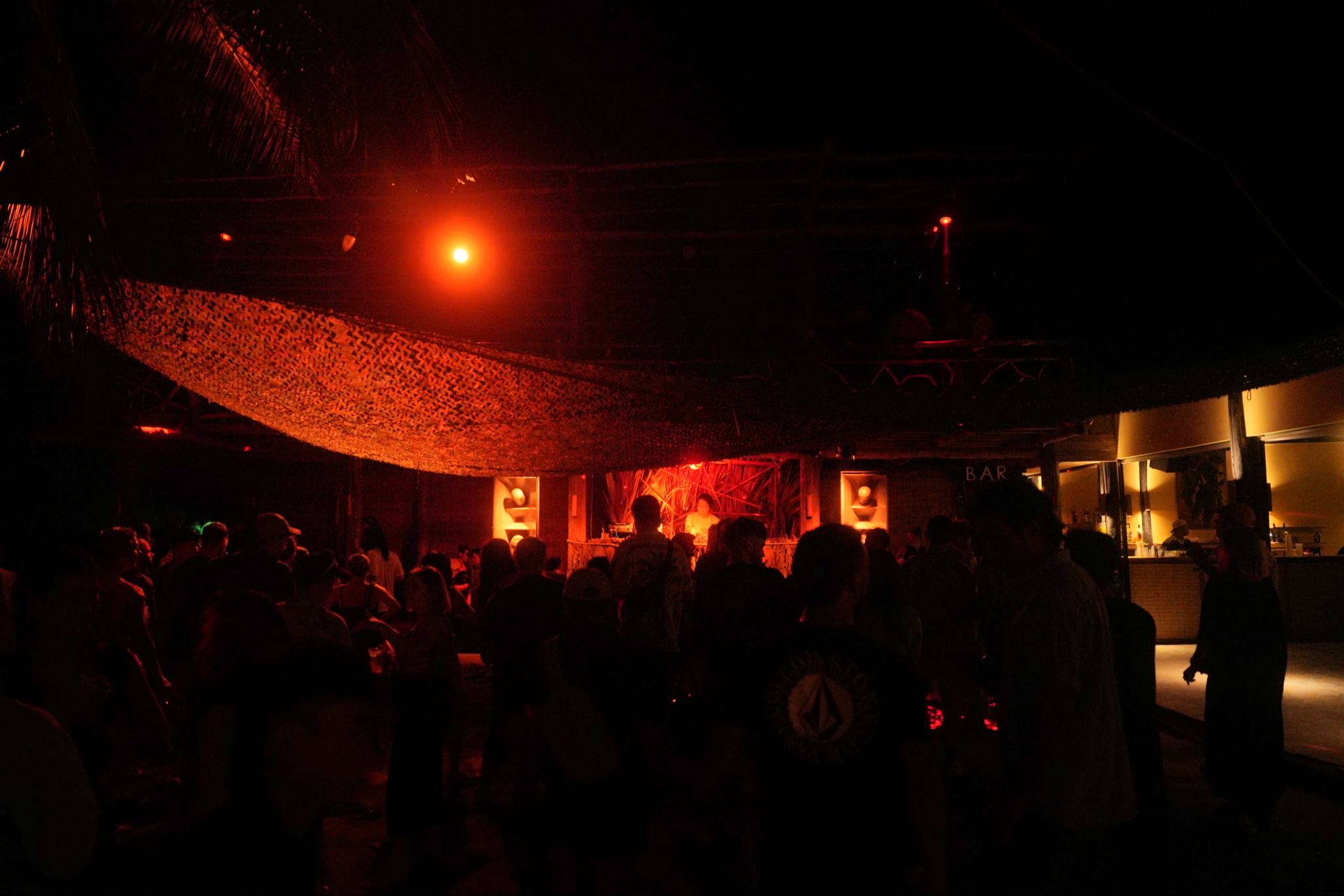 Studio Adventure Collective - 室内クラブ空間での盛り上がり